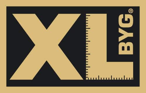 XL BYG logo med sorte og beige farver, hvor bogstavet L er udformet som en lineal, der symboliserer byggematerialer og værktøj.